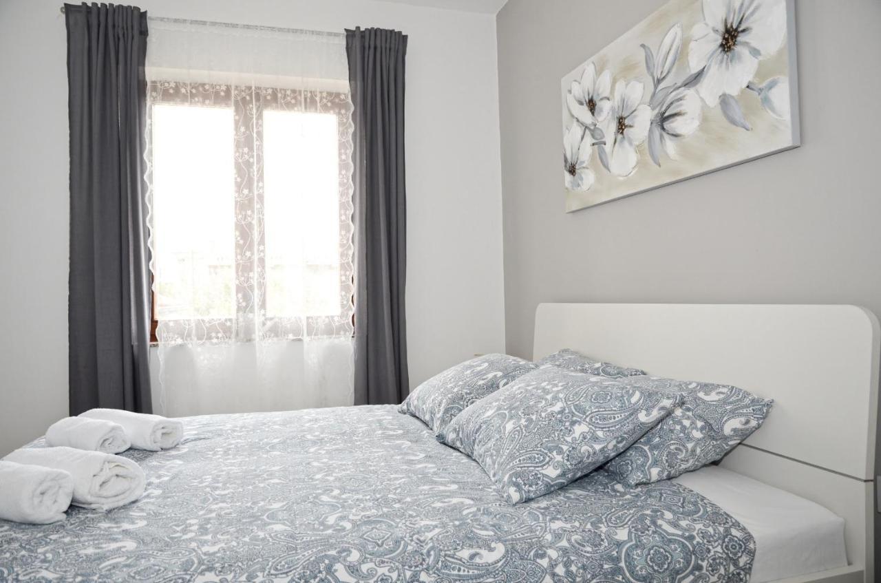 Family Friendly Apartments With A Swimming Pool Povljana, Pag - 244 Eksteriør billede